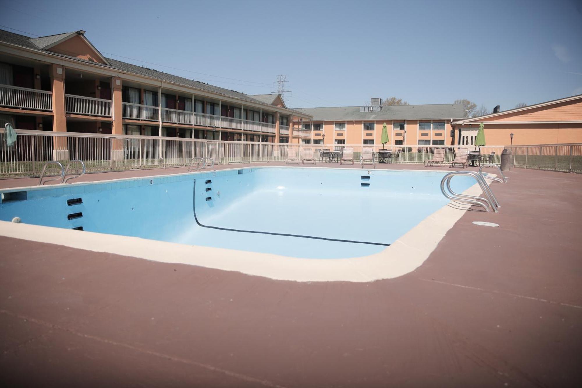 Dayspring Extended Stay Грийнсбъро Екстериор снимка