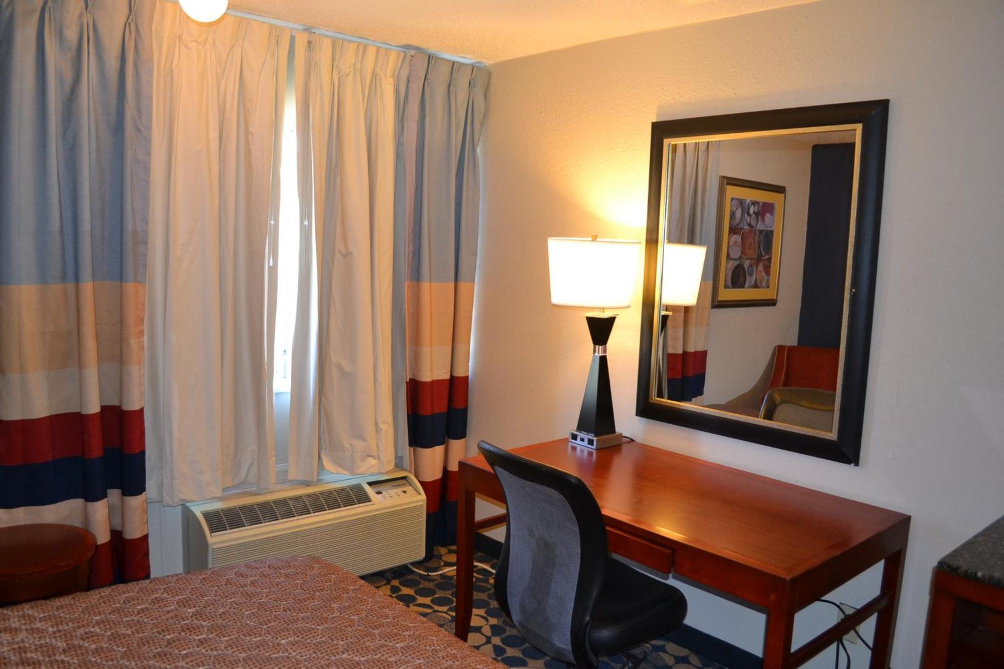 Dayspring Extended Stay Грийнсбъро Екстериор снимка