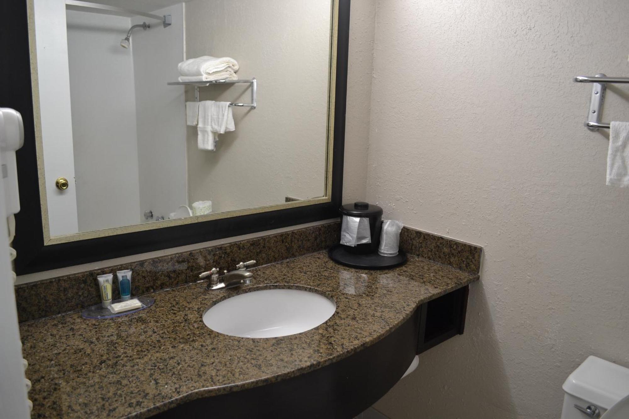 Dayspring Extended Stay Грийнсбъро Екстериор снимка