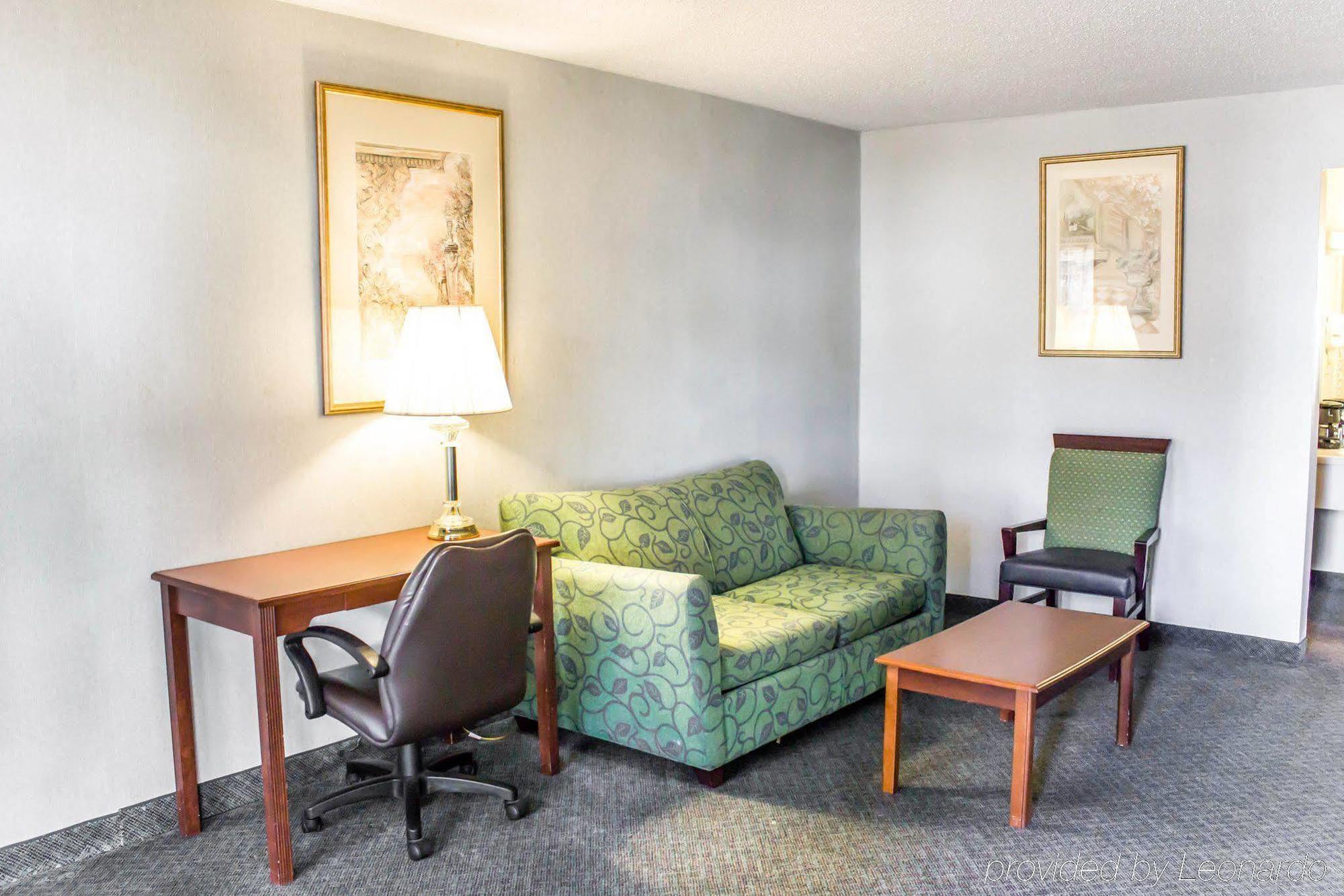 Dayspring Extended Stay Грийнсбъро Екстериор снимка