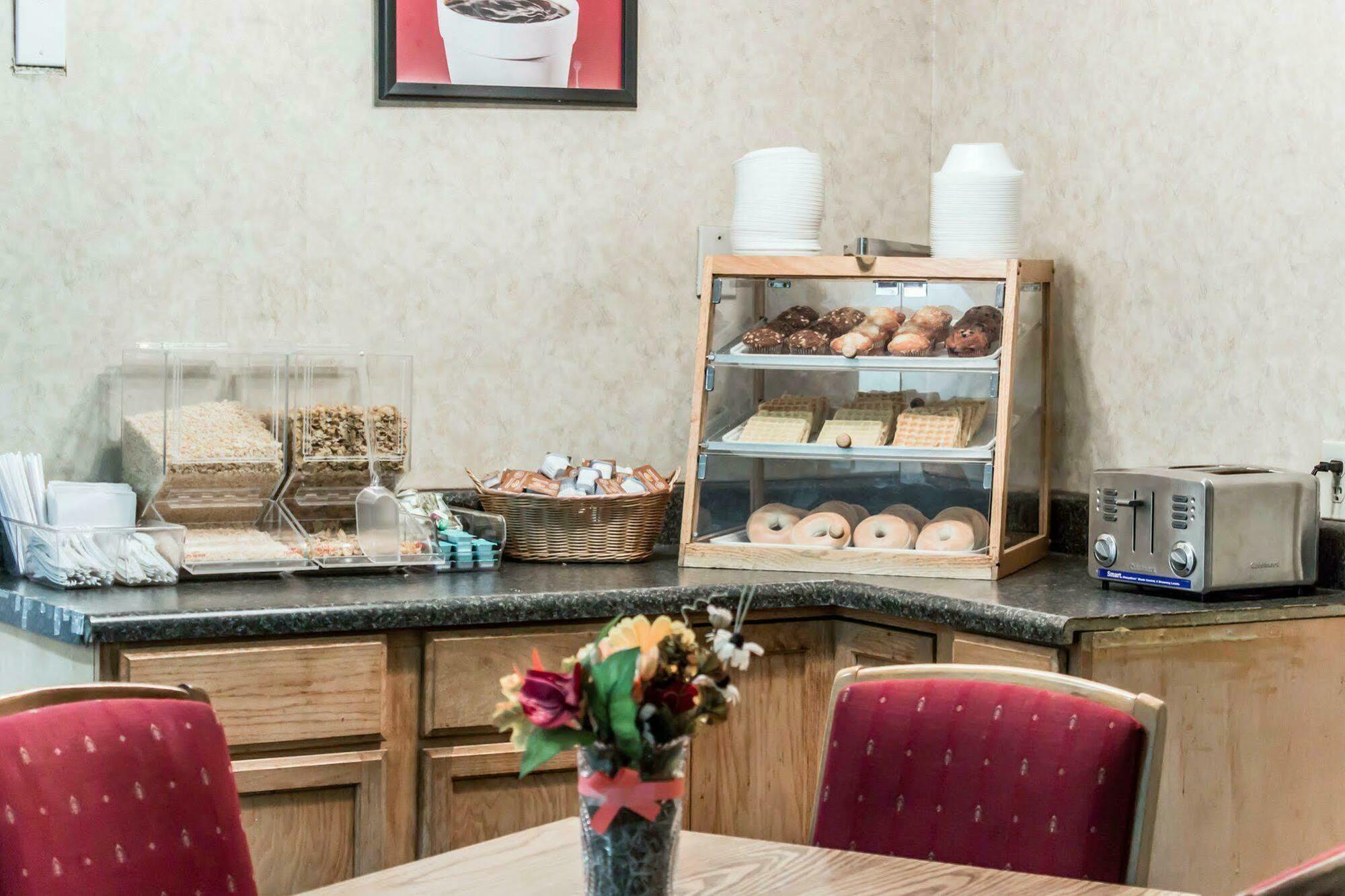 Dayspring Extended Stay Грийнсбъро Екстериор снимка