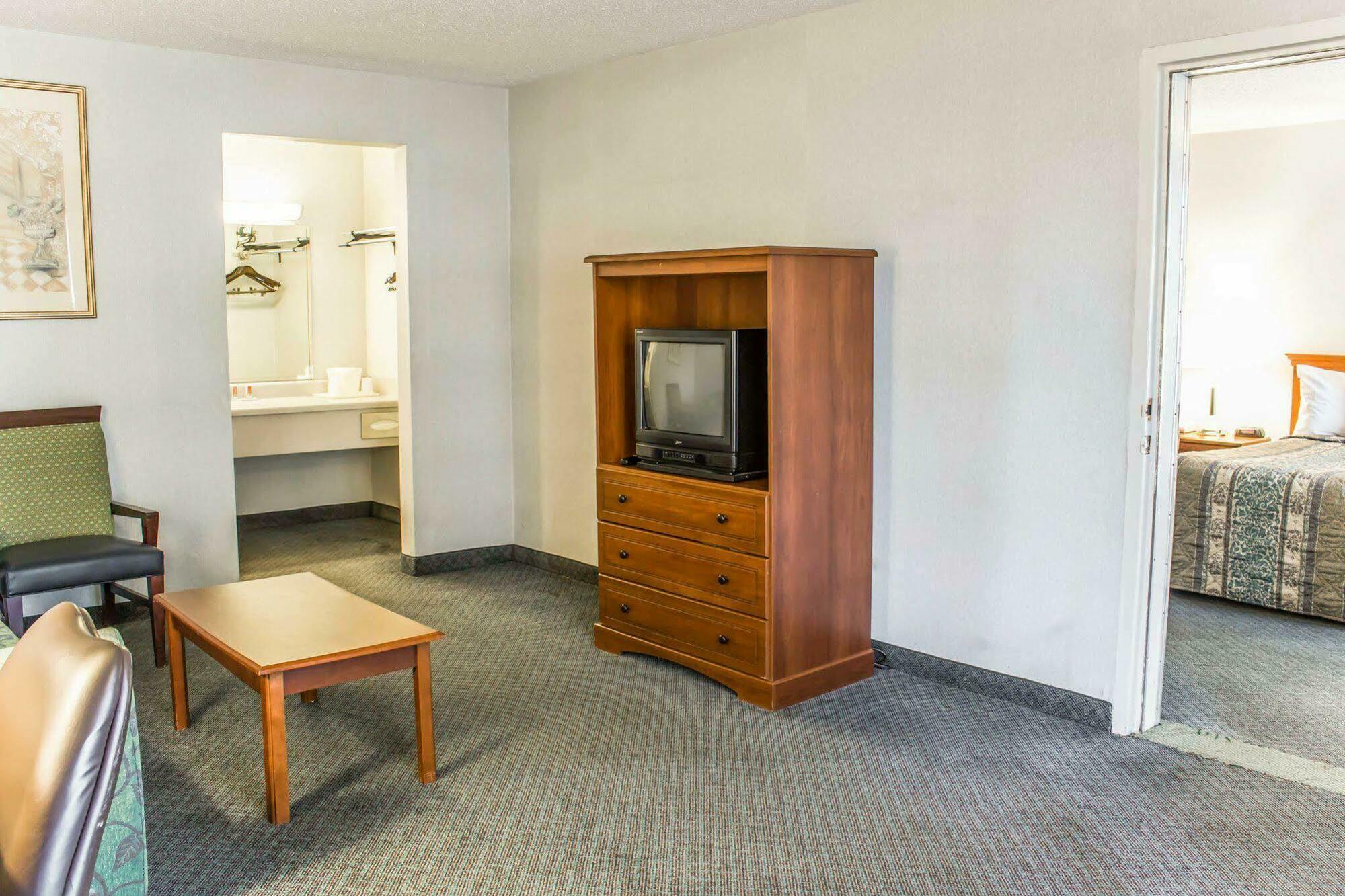 Dayspring Extended Stay Грийнсбъро Екстериор снимка