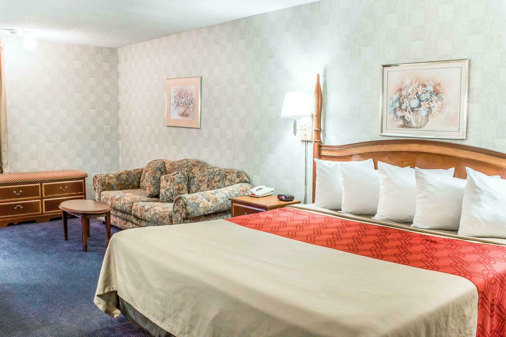 Dayspring Extended Stay Грийнсбъро Екстериор снимка
