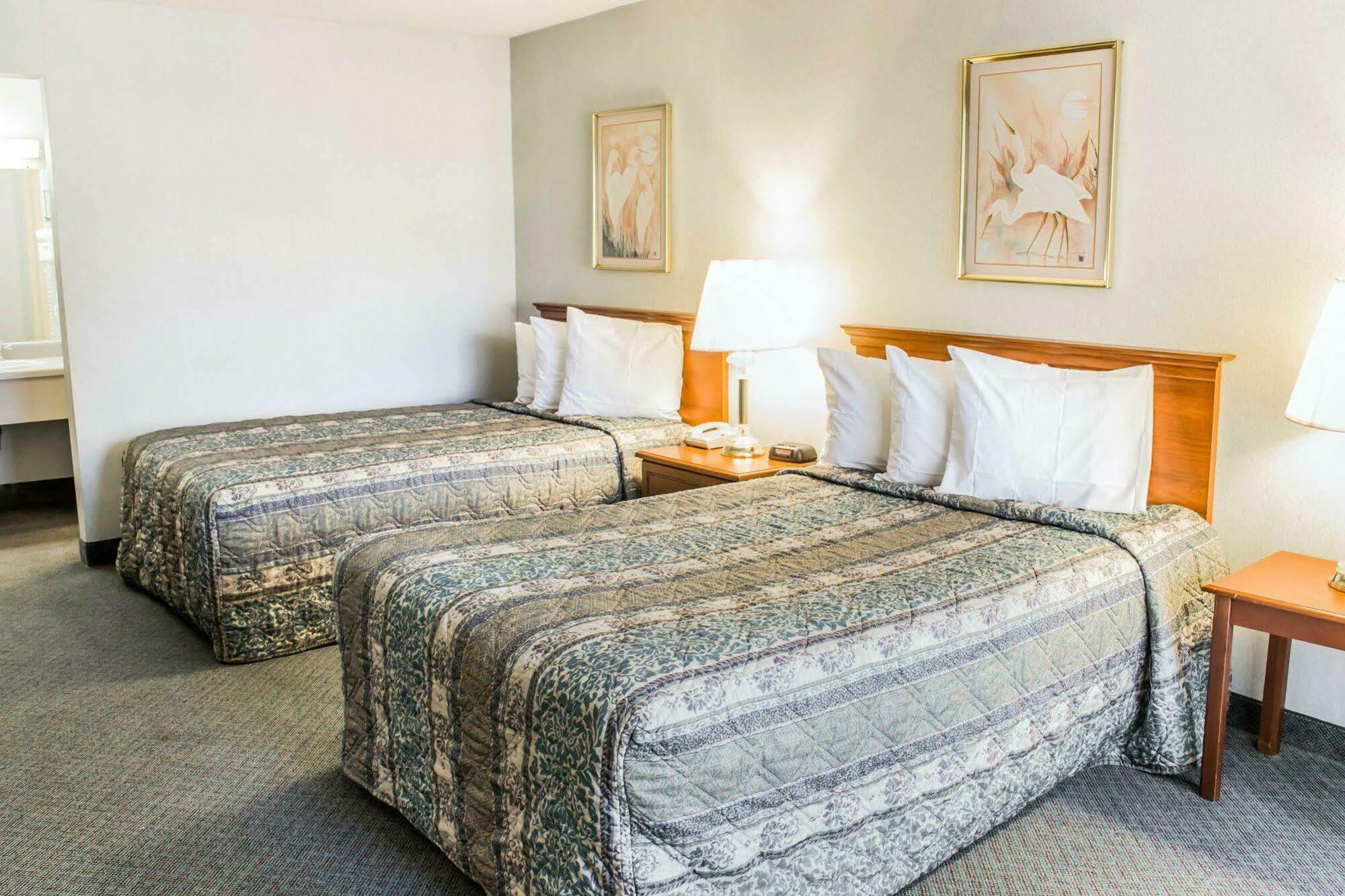 Dayspring Extended Stay Грийнсбъро Екстериор снимка