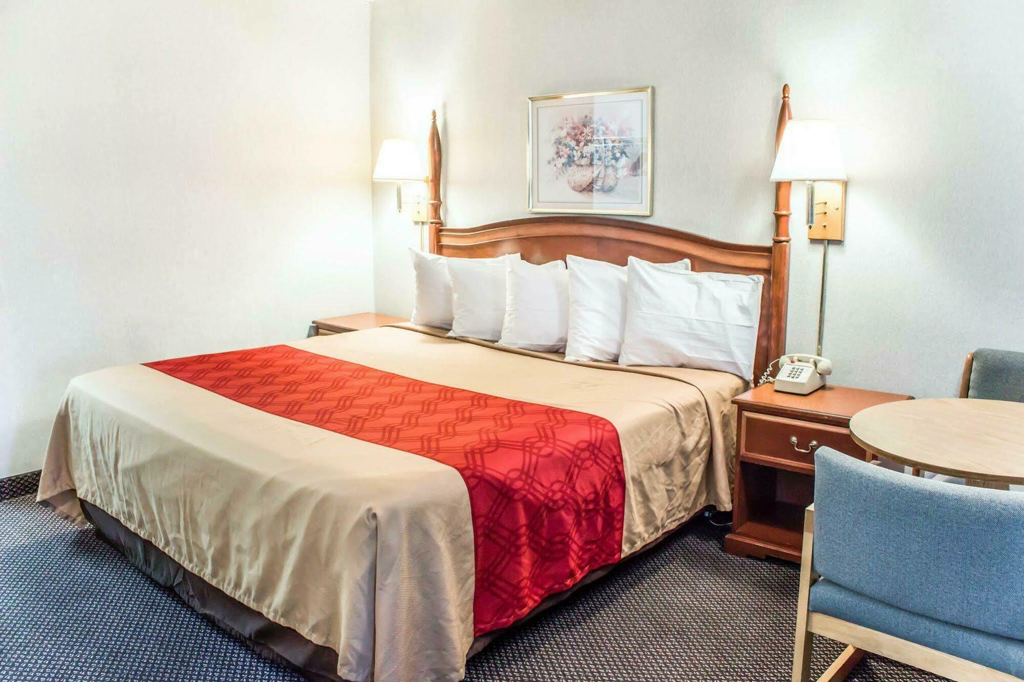 Dayspring Extended Stay Грийнсбъро Екстериор снимка